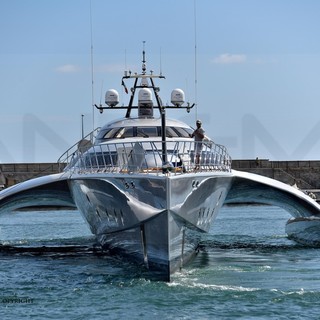 Sanremo: ad oltre un anno dalla sua ultima visita è tornato nella città dei fiori il trimarano più lungo al Mondo (Foto)