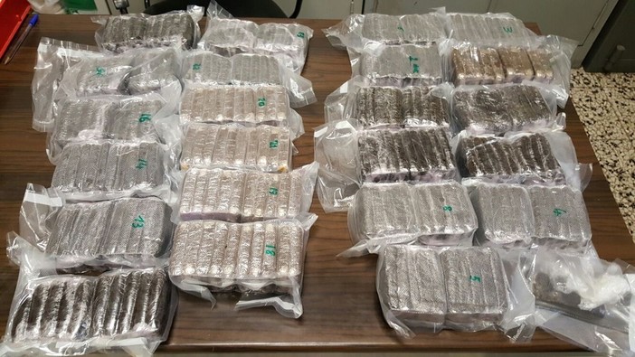Ventimiglia: stavano entrando in Italia con 23 chili di hashish in macchina, due italiani arrestati dalla Guardia di Finanza (foto)
