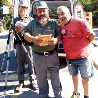 Ospedaletti: il Comandante della Polizia Locale ringrazia il collega della Provinciale Gianni Calvi Ospedaletti: il Comandante della Polizia Locale ringrazia il collega della Provinciale Gianni Calvi