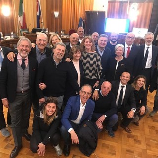 Sanremo: foto della maggioranza ieri dopo il penultimo Consiglio comunale, c'è anche Robert Von Hackwitz