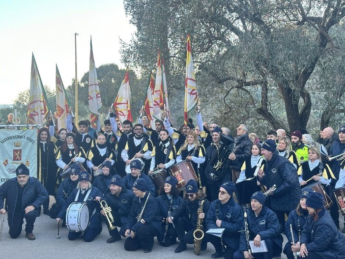 Il Gruppo Sbandieratori e Musici Città di Ventimiglia partecipa alla Festa di San Mauro a Varcavello (Foto)