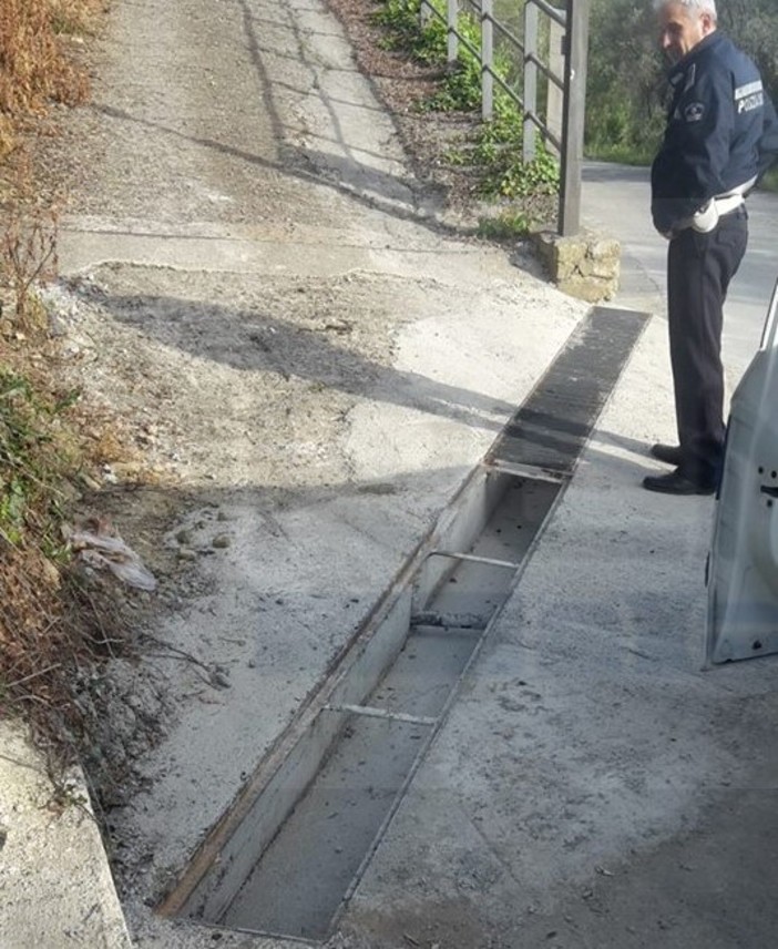 Dolceacqua: ora i ladri si rubano anche le griglie delle strade, è accaduto ieri sulla strada Casiglian-Convento Dolceacqua: ora i ladri si rubano anche le griglie delle strade, è accaduto ieri sulla strada Casiglian-Convento