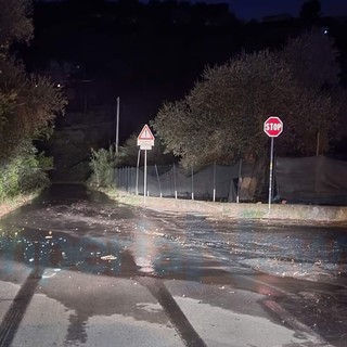 Imperia: nuova rottura di una tubazione nella zona di Montegrazie, altra perdita in strada Ciappa (Foto) Imperia: nuova rottura di una tubazione nella zona di Montegrazie, altra perdita in strada Ciappa (Foto)