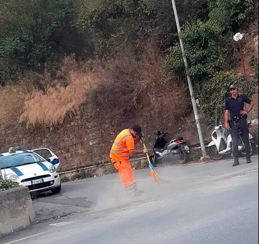 Sanremo: ghiaia e detriti al tornante di via Val d'Olivi, intervento di Polizia Locale ed Amaie Energia (Foto) Sanremo: ghiaia e detriti al tornante di via Val d'Olivi, intervento di Polizia Locale ed Amaie Energia (Foto)
