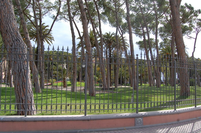 Ventimiglia: disagio e degrado ai giardini, la segnalazione di un nostro lettore e di alcuni genitori