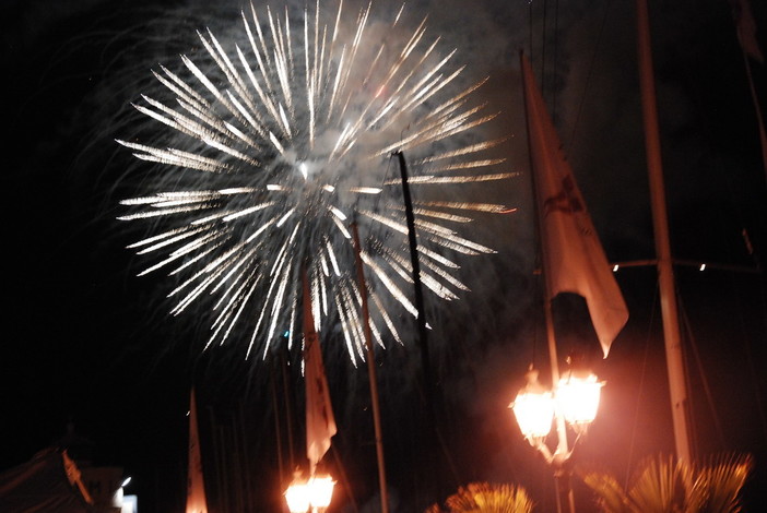Via alla Giraglia Rolex Cup: competizione aperta con la consueta cerimonia dei fuochi d’artificio Via alla Giraglia Rolex Cup: competizione aperta con la consueta cerimonia dei fuochi d’artificio