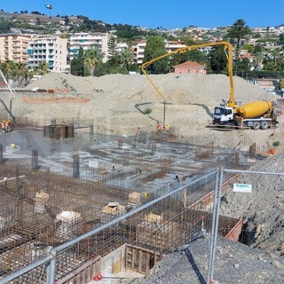 Sanremo: dalle 4 di questa mattina avviata la gettata di cemento per la 'base' del Palazzetto dello Sport (Foto e Video) Sanremo: dalle 4 di questa mattina avviata la gettata di cemento per la 'base' del Palazzetto dello Sport (Foto e Video)