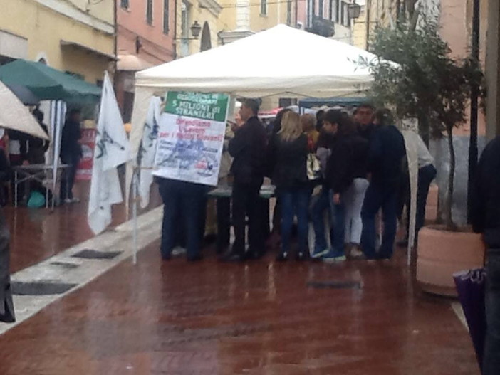 Imperia: nonostante la pioggia battente in tanti hanno firmato al gazebo della Lega contro lo 'Ius soli'