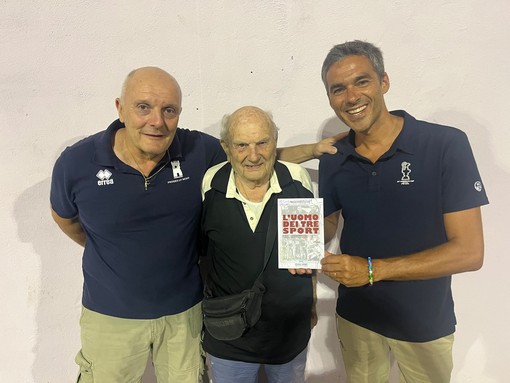 Lo sferisterio di Chiusavecchia accoglie a braccia aperte l'uomo dei tre sport: il camporossino Giuseppe Veziano (Foto)