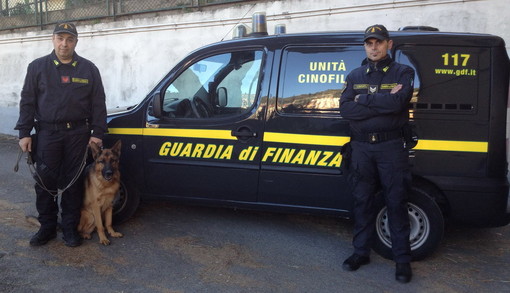 Ventimiglia: traffico internazionale di droga sulla rotta Spagna-Italia, arrestato un italiano con 24 kg di droga nei bagagli di un autobus