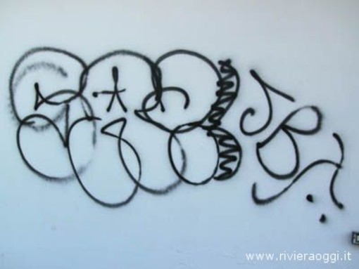 Imperia: graffitari in azione nella notte, nuovamente deturpato il patrimonio pubblico. La condanna di Casano (FdI-An)