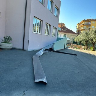 Camporosso, crolla gronda in lamiera dalla scuola nuova. Le mamme dei bimbi: "Vorremo chiarimenti"