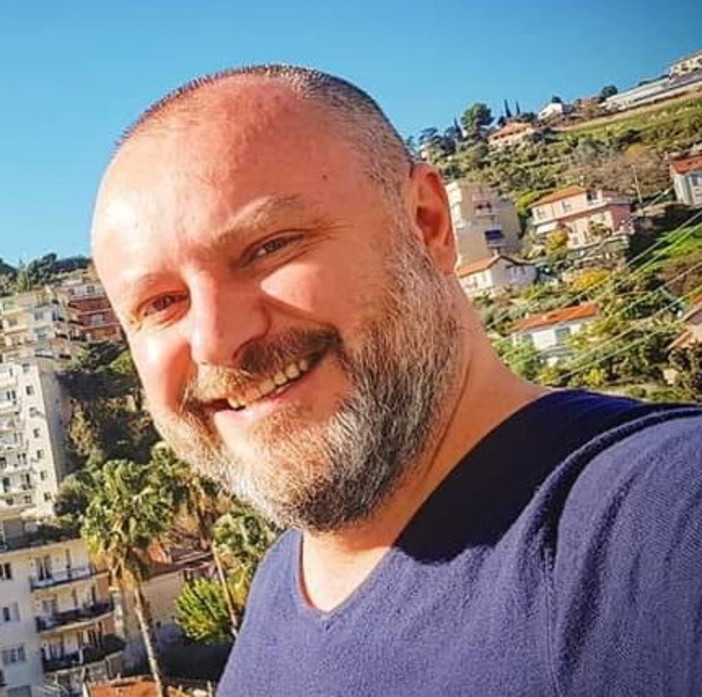Nizza: ritrovato all'aeroporto Giovanni De Andreis, l'annuncio della sorella "Sta bene ed è in ospedale" Nizza: ritrovato all'aeroporto Giovanni De Andreis, l'annuncio della sorella "Sta bene ed è in ospedale"