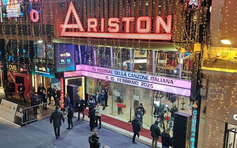 Sanremo 2026, aumentano i prezzi dei biglietti all’Ariston: rincari del 20% per assistere al Festival ma richieste sempre altissime