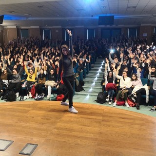 470 studenti imperiesi per la 'lezione' antidroga di Giorgia Benusiglio "Spero che la mia esperienza negativa serva a questi ragazzi, legalizzazione? Per ora utopia" (Foto e video)