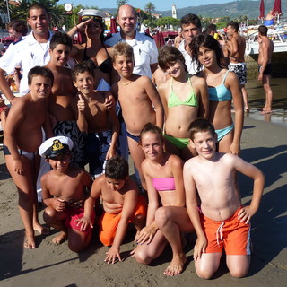 Diano Marina: le foto di ferragosoto dei giochi in spiaggia ai bagni Villa Gioiosa