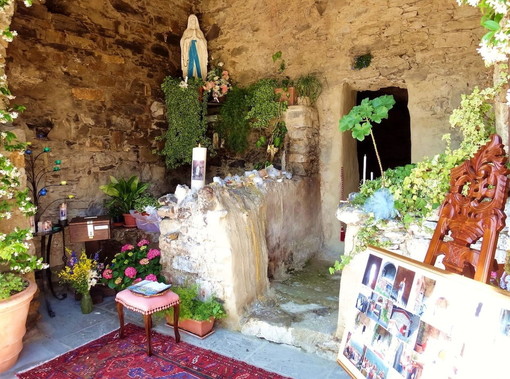 Apricale: sabato prossimo la benedizione della Madonna del Sollievo con il Vescovo Mons. Antonio Suetta Apricale: sabato prossimo la benedizione della Madonna del Sollievo con il Vescovo Mons. Antonio Suetta