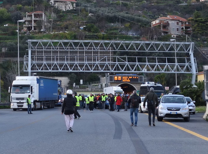 Domenica prossima prevista una nuova manifestazione dei 'gilet gialli' a Nizza: il Sindaco ne chiede il divieto Domenica prossima prevista una nuova manifestazione dei 'gilet gialli' a Nizza: il Sindaco ne chiede il divieto