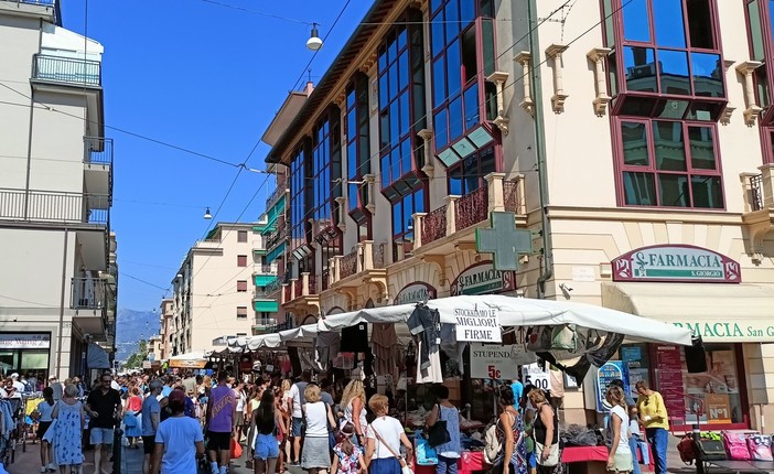 Shopping estivo a Bordighera, torna la Giornata Commerciale del Ribasso Shopping estivo a Bordighera, torna la Giornata Commerciale del Ribasso