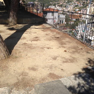 Sanremo: giardini di piazza Castello nel degrado, pieni di deiezioni e tristemente senza fiori e prati (Foto)