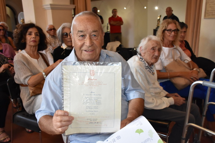 Bordighera: un anziano oggi premiato dal Comune ha ricordato la sua presenza ad un pranzo con la Regina Elisabetta Bordighera: un anziano oggi premiato dal Comune ha ricordato la sua presenza ad un pranzo con la Regina Elisabetta