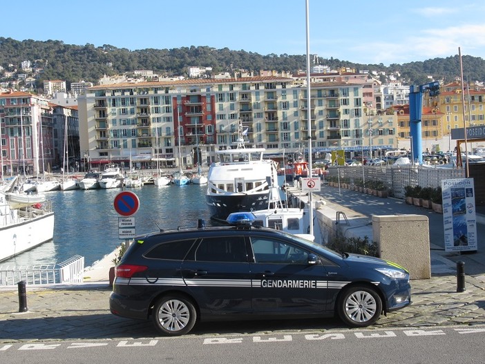 Guida dopo aver consumato sostanze stupefacenti: la polizia delle Alpi Marittime dotata di un kit che analizza la saliva