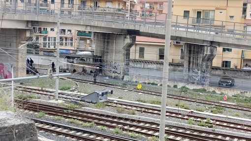 Ventimiglia: allarme per la presenza di migranti su un treno merci, erano in tre e sono stati fatti scendere Ventimiglia: allarme per la presenza di migranti su un treno merci, erano in tre e sono stati fatti scendere