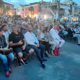 "Guarda che luna", lo spettacolo dei ragazzi dell'Isah incanta banchina Aicardi a Imperia (foto e video)