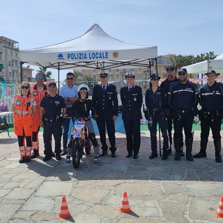 In Piazza Colombo a Sanremo il progetto &quot;Guida bene, guida sicuro!&quot; per insegnare ai bambini il corretto atteggiamento da tenere sulla strada (Foto e Video)