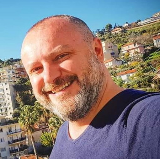 Nizza: ritrovato all'aeroporto Giovanni De Andreis, l'annuncio della sorella "Sta bene ed è in ospedale" Nizza: ritrovato all'aeroporto Giovanni De Andreis, l'annuncio della sorella "Sta bene ed è in ospedale"