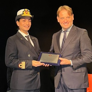 L'assessore regionale Scajola premia la prima allieva direttore di macchina al Graduation Day dell'Its Accademia Mercantile L'assessore regionale Scajola premia la prima allieva direttore di macchina al Graduation Day dell'Its Accademia Mercantile