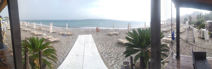 Maltempo oggi sul ponente: ecco la grandine in riva al mare sulla spiaggia di Bussana (Foto) Maltempo oggi sul ponente: ecco la grandine in riva al mare sulla spiaggia di Bussana (Foto)