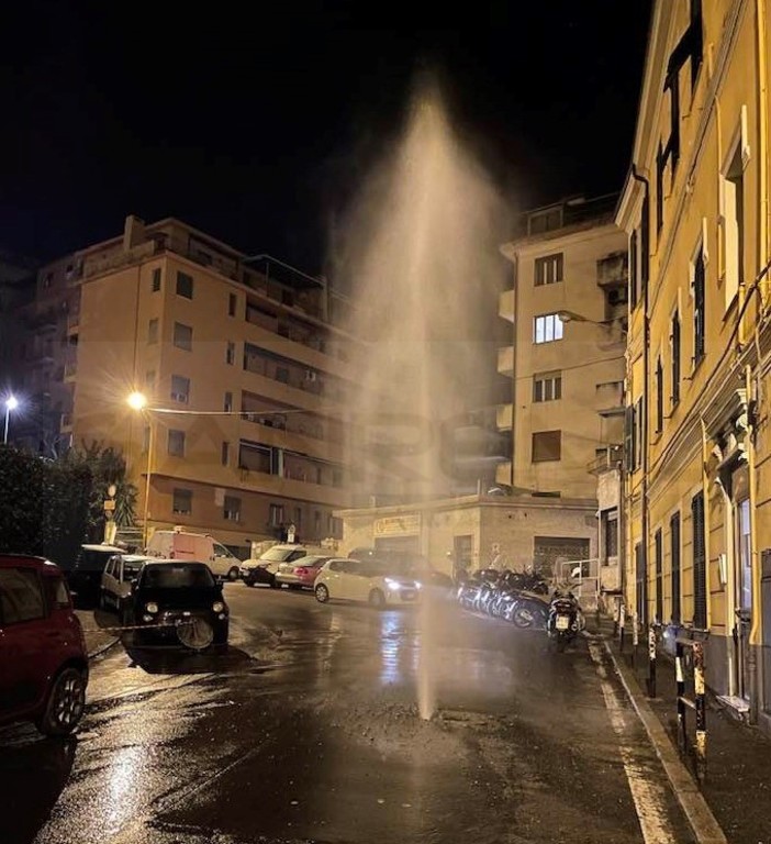 Sanremo: rottura a una tubazione di via Zeffiro Massa, piccolo geyser e intervento degli operai (Foto) Sanremo: rottura a una tubazione di via Zeffiro Massa, piccolo geyser e intervento degli operai (Foto)