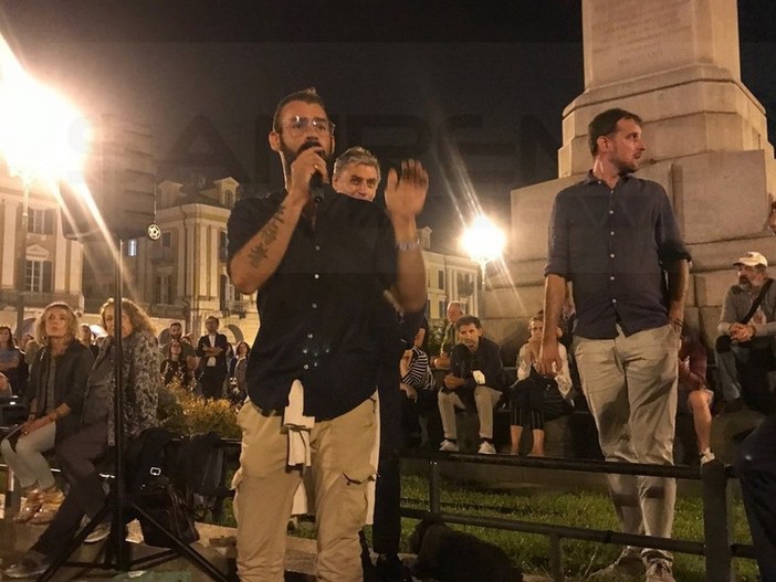 Da Imperia a Cuneo per dire no al 'Green pass': Giuseppe Loiacono arringa la folla in piazza Galimberti (Foto)