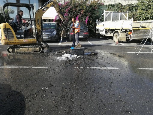 Imperia: esplode una tubazione nella zona di Borgo Prino, geyser alto 3 metri ed operai già al lavoro (Foto e Video) Imperia: esplode una tubazione nella zona di Borgo Prino, geyser alto 3 metri ed operai già al lavoro (Foto e Video)