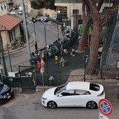 Sanremo, degrado al parco giochi del borgo: cancello aperto, rete strappata e orari senza controllo Sanremo, degrado al parco giochi del borgo: cancello aperto, rete strappata e orari senza controllo