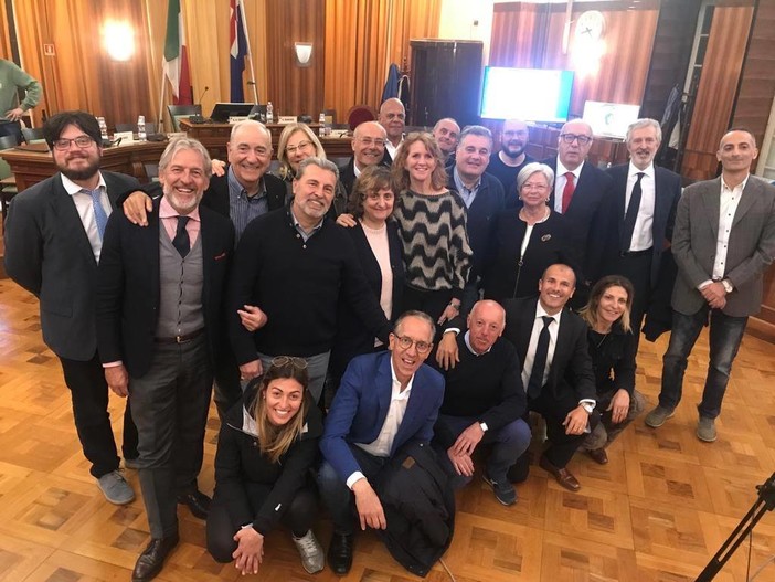 Sanremo: foto della maggioranza ieri dopo il penultimo Consiglio comunale, c'è anche Robert Von Hackwitz