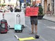Sanremo: nel centro della città tra turisti e in piena estate un uomo ed i suoi cartelli alla ricerca di un lavoro (Foto)