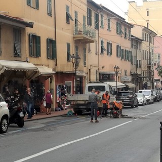 Ventimiglia: guasto ad una tubazione in via Cavour, strada riaperta a senso unico alternato