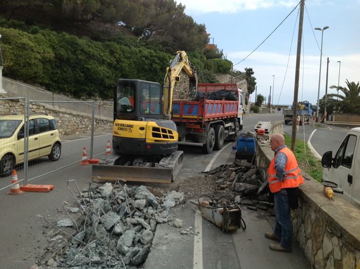 Diano Marina: al via i lavori di sistemazione delle perdite all'acquedotto sull'Incompiuta Diano Marina: al via i lavori di sistemazione delle perdite all'acquedotto sull'Incompiuta