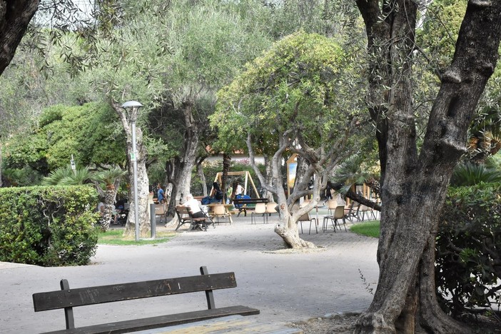 Giardini Lowe chiusi per l'evento 'E…state in Tenco': preparativi al via a Bordighera