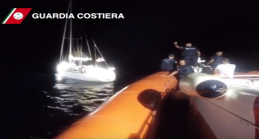 Imperia: la Guardia Costiera salva padre e tre figli in balia delle onde a 13 miglia dalla costa