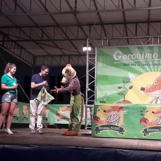 Bordighera: ieri la giornata con Geronimo Stilton, consegnata la bandiera 'Uniti per la Terra' al Sindaco (Foto)