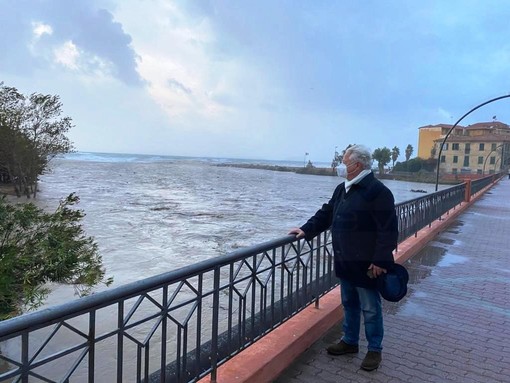Il Sindaco Scullino sulla passerella Squarciafichi, poche ore prima del crollo