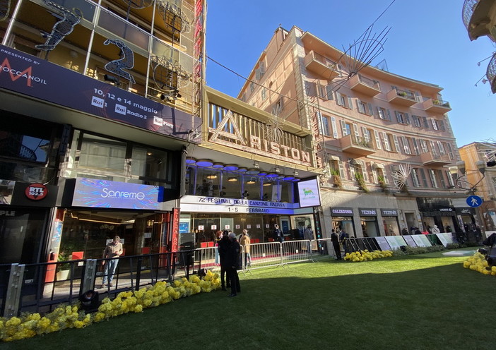 Il 'green carpet' davanti al teatro Ariston Il 'green carpet' davanti al teatro Ariston