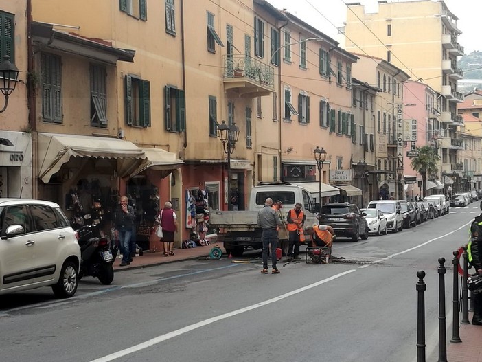 Ventimiglia: guasto ad una tubazione in via Cavour, strada riaperta a senso unico alternato