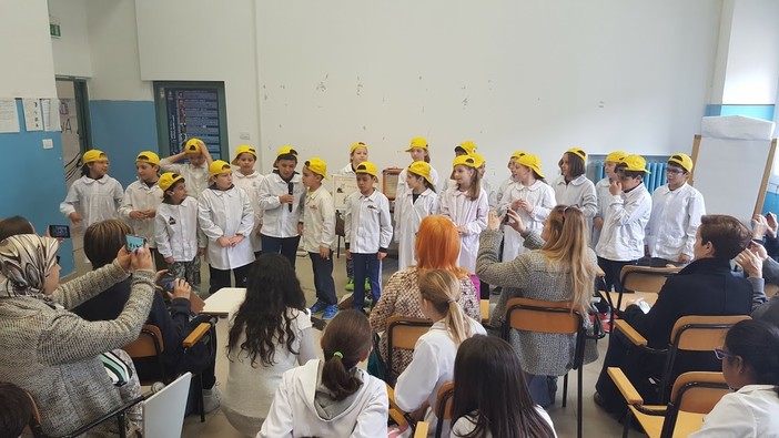Sanremo: l'Istituto 'Calvino' ha celebrato la Giornata Mondiale della Poesia con “Poetry in music. Ti canto una poesia, ti recito una canzone” (Foto) Sanremo: l'Istituto 'Calvino' ha celebrato la Giornata Mondiale della Poesia con “Poetry in music. Ti canto una poesia, ti recito una canzone” (Foto)
