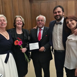 Il fisioterapista ventimigliese Cosimo Bruno premiato a Dublino dal presidente mondiale della World Confederation for Physical Theraphy Il fisioterapista ventimigliese Cosimo Bruno premiato a Dublino dal presidente mondiale della World Confederation for Physical Theraphy