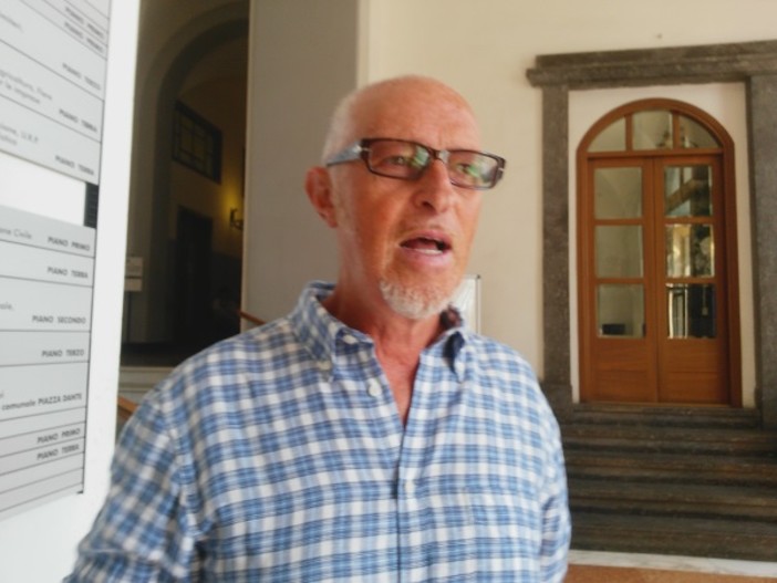 Imperia: dopo la spiaggia per cani, al Prino scoppia il caso delle panchine rimosse dal Comune. I residenti furiosi: "Questo è un atteggiamento mafioso" Imperia: dopo la spiaggia per cani, al Prino scoppia il caso delle panchine rimosse dal Comune. I residenti furiosi: "Questo è un atteggiamento mafioso"