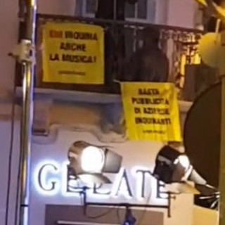 Sanremo: attacco di Greenpeace al Festival, 10 attivisti si sdraiano davanti all'Ariston, tutti fermati